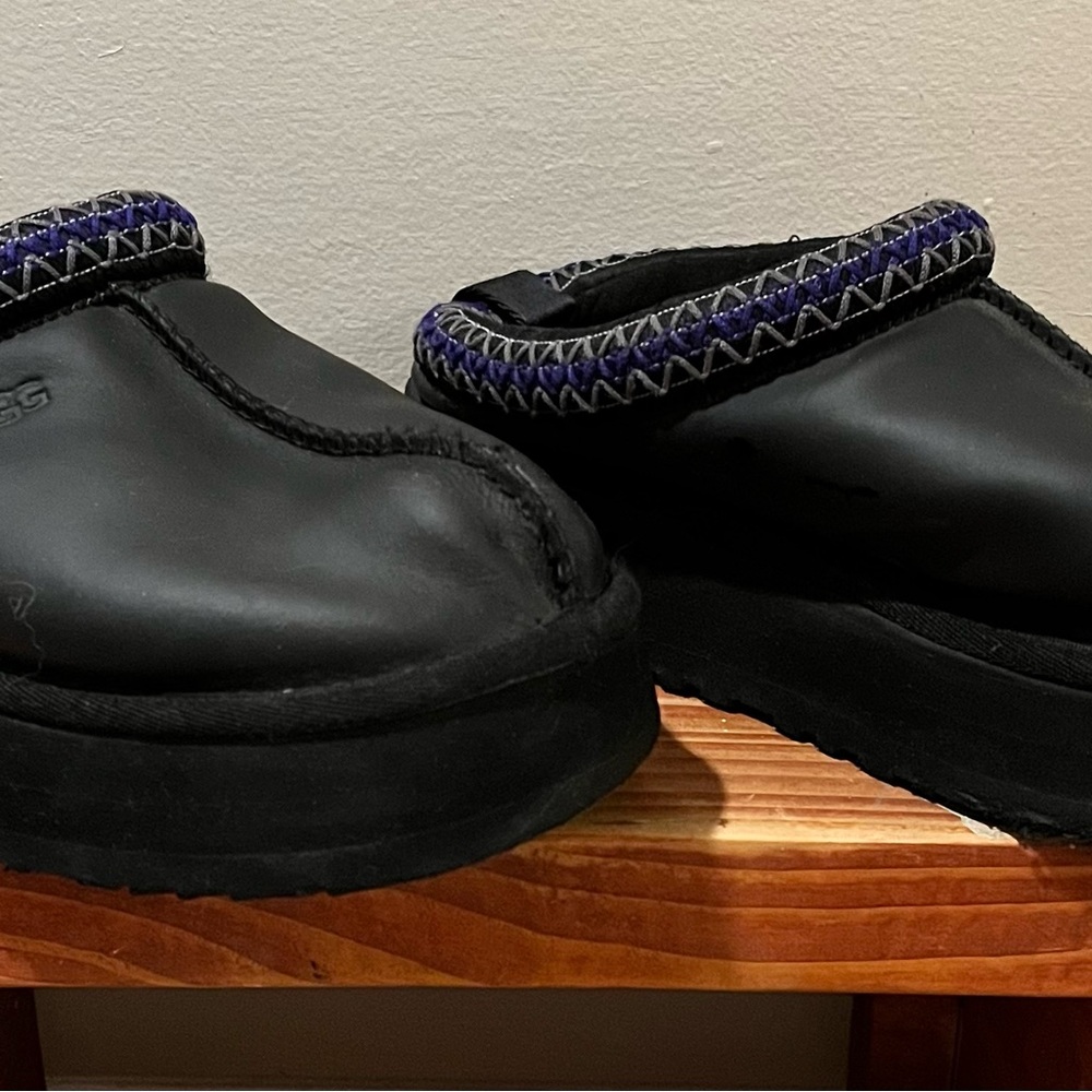 UGG Women's Black Platform Slip-On Clogs – Size 8.5 – Durable Leather/Suede